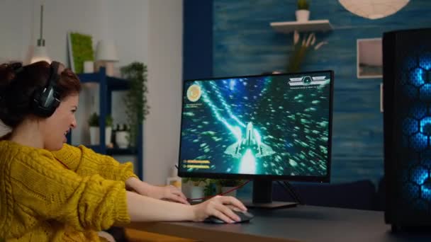 Profesionální eSports žena hraje počítačové videohry - Záběry, video