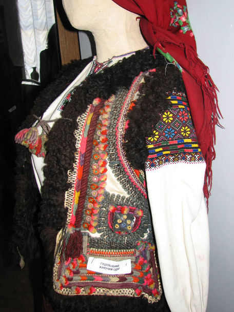 Oude Oekraïense nationale Hutsul kleding in het Museum van Volkskunst van Hutsul en Pokuttya in Kolomyia, Oekraïne - Foto, afbeelding