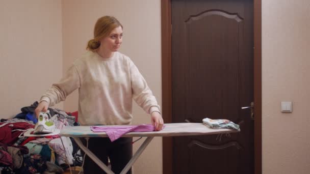 Die Frau, die Kleidung bügelt - Filmmaterial, Video