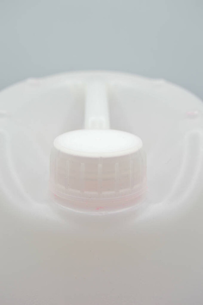 Botella de plástico blanco detergente de plástico de cerca, envase cosmético, aislado sobre fondo blanco - Foto, imagen