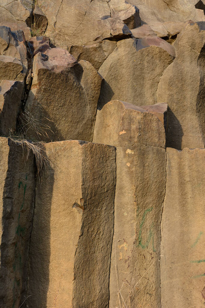 Натуральный базальтовый камень, базальтовые столбы в природе. - Фото, изображение