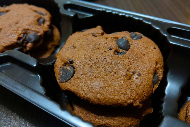 Πεντανόστιμα στρογγυλά μπισκότα με σοκολάτα και κομμάτια κακάο - Φωτογραφία, εικόνα