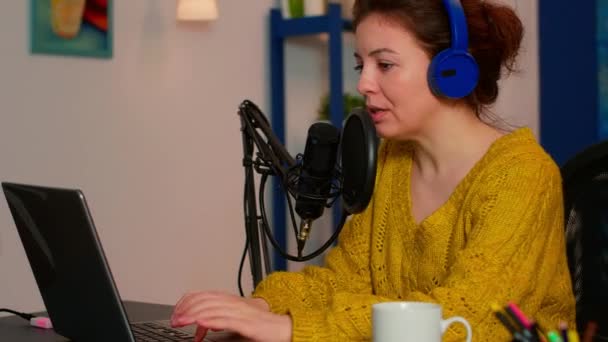 Vlogger nahrávání podcast pomocí mikrofonu v domácím studiu - Záběry, video
