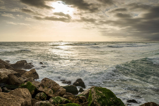 Západ slunce na Costa da Caparica, slavné místo pro vodní sporty na pobřeží Portugalska - Fotografie, Obrázek