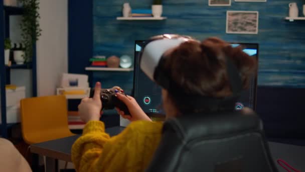 Hráč žena ztrácí videoherní turnaj při hraní s VR - Záběry, video