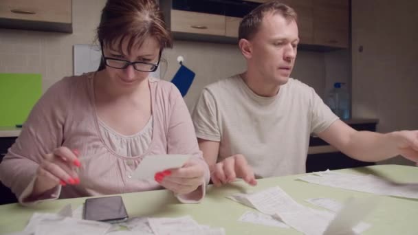Um casal está contando despesas com cheques, um homem fica chocado - Filmagem, Vídeo