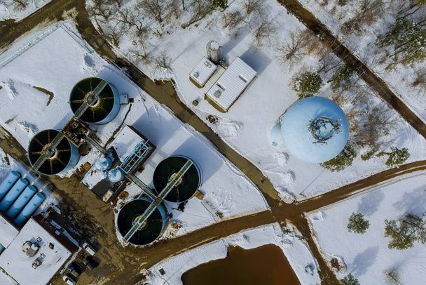 Letecký pohled na čistírnu odpadních vod čistírna odpadních vod v okolí průmyslové úpravy vody v zimním období - Fotografie, Obrázek
