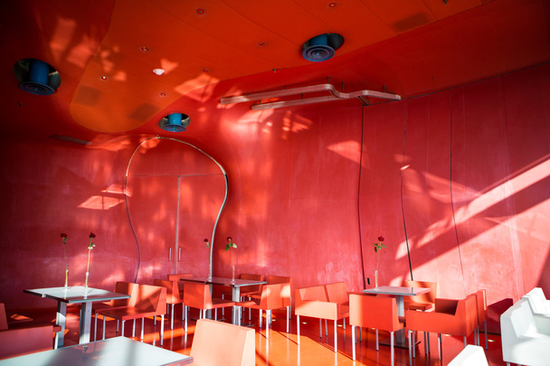 Пустые столы и стаканы в сюрреалистическом интерьере
 - Фото, изображение