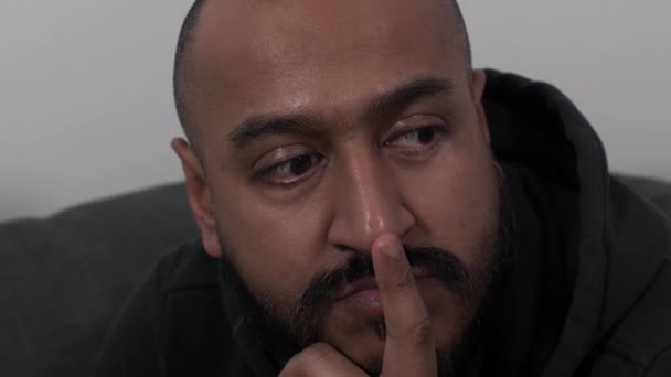 Etnická menšina plešatý muž klepání nos s prstem vypadající pozorný. Paralaxní snímek zprava doleva - Záběry, video
