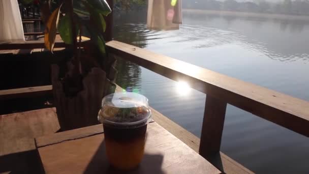 Czas kawy w kawiarni nad stawem wodnym, materiał filmowy - Materiał filmowy, wideo