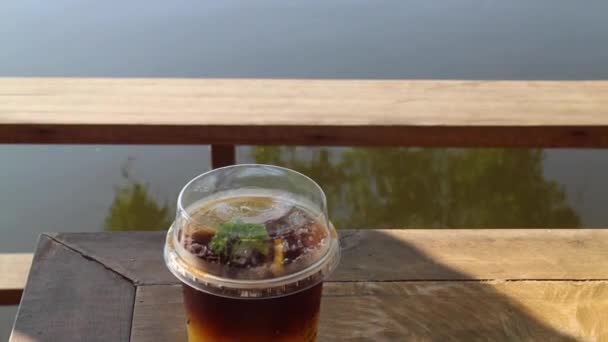 Kávézási idő a vízi tó kávézójában, stock footage - Felvétel, videó