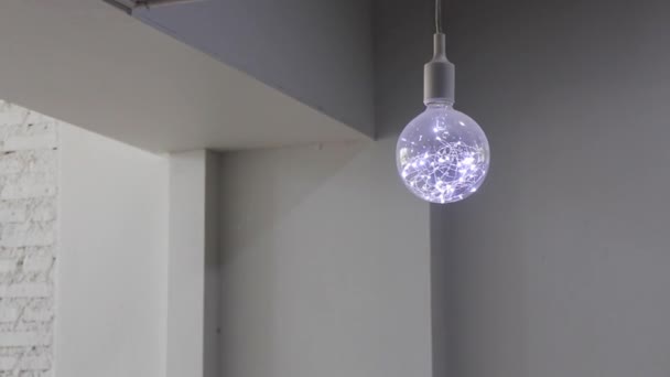 Modern villanylámpa díszített nappaliban, stock footage - Felvétel, videó