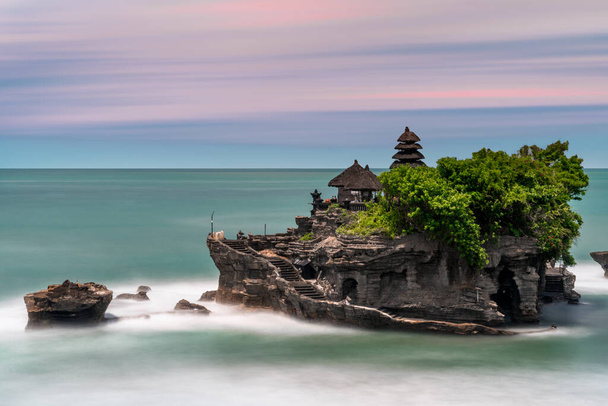 Tahah Lot Ocean Temple en Bali Indonesia larga exposición durante la puesta del sol - Foto, imagen