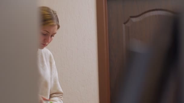 Vrouw huiswerk strijken - Video