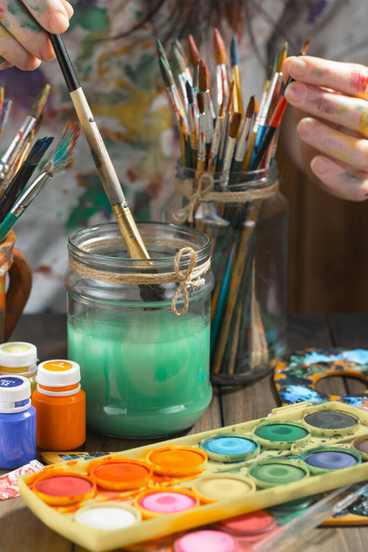 Sanatçının kadın elleri, çizim için fırçalar ve boyalar.. - Fotoğraf, Görsel