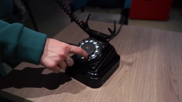 la fille appelle sur le vieux téléphone soviétique - Séquence, vidéo