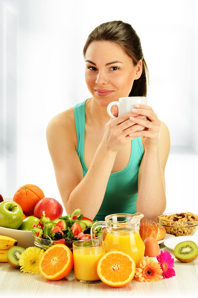 Mujer joven desayunando. Dieta equilibrada  - Foto, Imagen
