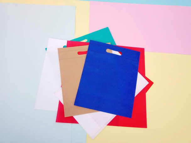 Coleção de sacos de compras de tecido com cor variada. Grupo de ECO Bolsas amigáveis para as redes sociais. - Foto, Imagem