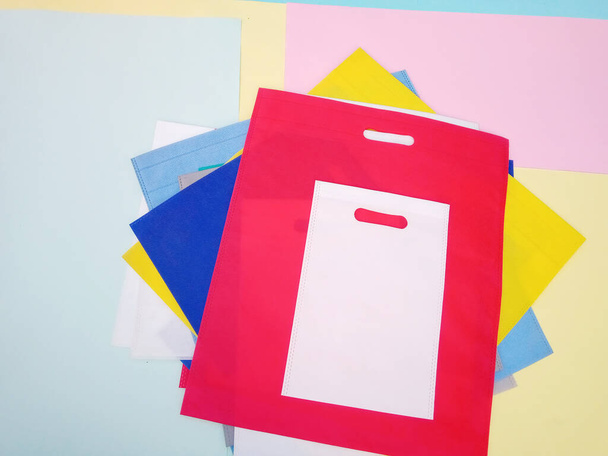 Colección de bolsas de compras de tela con una variedad de colores. Grupo de bolsas ECO Friendly para las redes sociales. - Foto, imagen