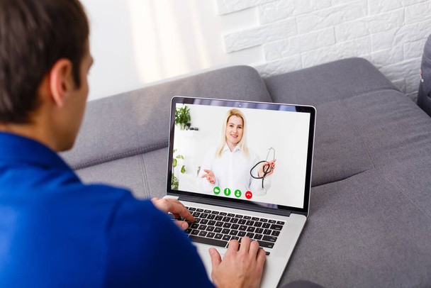 ноутбук з лікарем на екрані, онлайн-консультація
 - Фото, зображення
