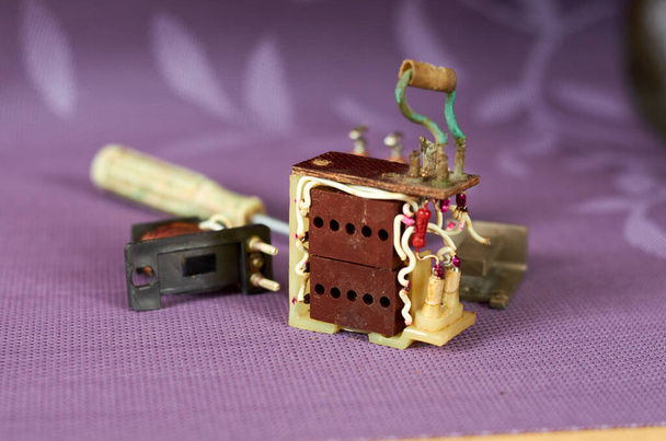Purkautunut sähköinen rele valmistettu ussr - Valokuva, kuva