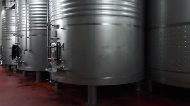 Industrielle Edelstahlbottiche in modernen Brauereien. - Filmmaterial, Video