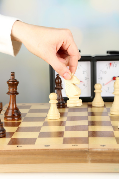 Женщина играет в шахматы, крупным планом
 - Фото, изображение