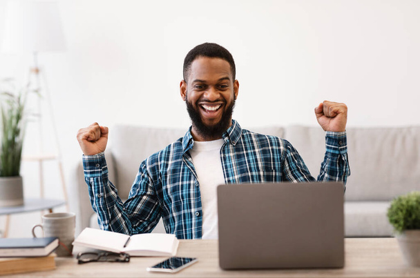 Αφρικανός επιχειρηματίας στο Laptop Gesturing Ναι Γιορτάζοντας την επιτυχία στο γραφείο - Φωτογραφία, εικόνα