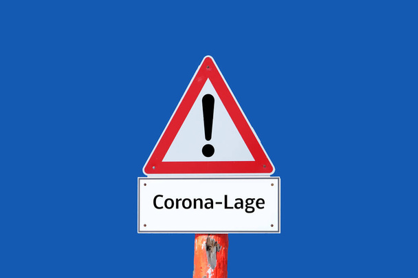 Aviso de precaução Corona situação no fundo azul em alemão - Foto, Imagem