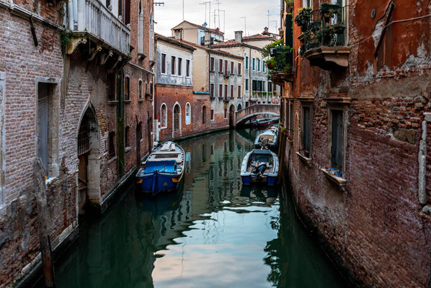 Velence csatorna, csónak és hagyományos velencei házak kilátás. - Fotó, kép