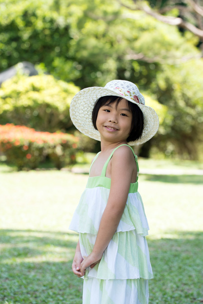 Niño asiático con sombrero de verano
 - Foto, imagen
