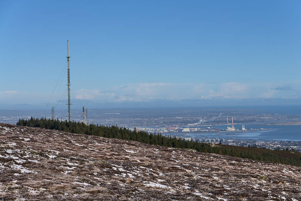 Antena de três transmissor de TV Rock visto do Castelo de Fadas (Two Rock Mountain), Dublin Mountains, Irlanda. Grama nevada. Torre celular única. Espaço de cópia - Foto, Imagem