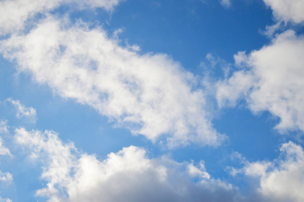 Fényfelhők a kék ég hátterében - Fotó, kép