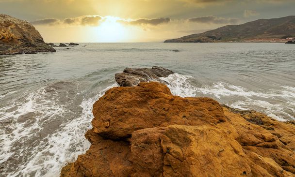 Felsformationen vor der Kulisse des Ozeans im San Francisco Recreation Area, Rodeo Beach, Kalifornien, USA. Meer, schöne Landschaft, kalifornische Küste. - Foto, Bild