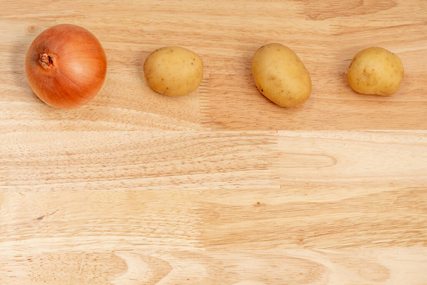 cebolla y patatas sobre mesa de madera con espacio para copiar y espacio para texto - Foto, Imagen