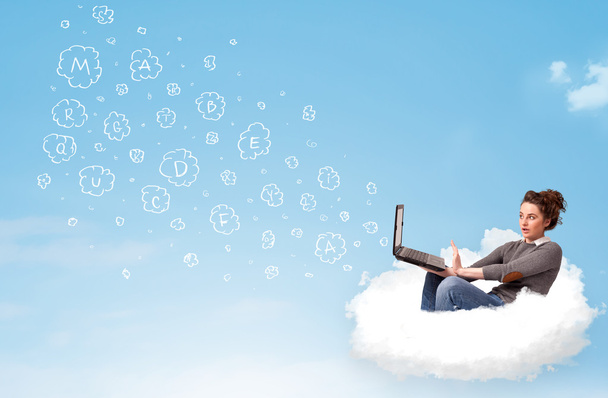 Jovem mulher sentada na nuvem com laptop - Foto, Imagem