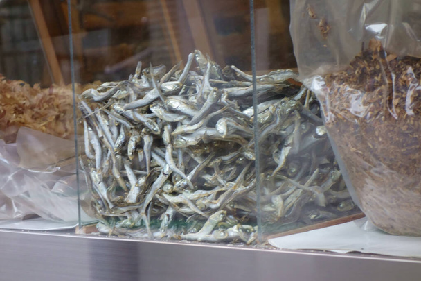 Zurschaustellung von getrocknetem Fisch usw. Schlange stehen bei Trockenlebensmitteln - Foto, Bild