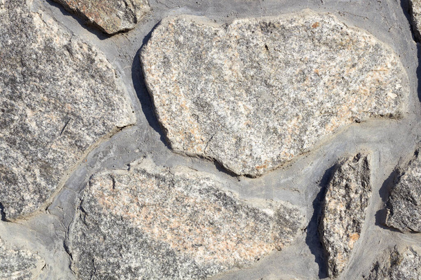 Marmorähnliche Steine unterschiedlicher Formen und Größen werden zu einem Muster gefaltet - Foto, Bild