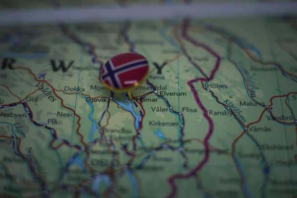 Hamar preso em um mapa com a bandeira da Noruega - Foto, Imagem
