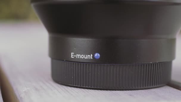 Close-up macro van e-mount cameralens details op wazige achtergrond. Actie. Concept van kunst, journalistiek, filmindustrie en televisie. - Video