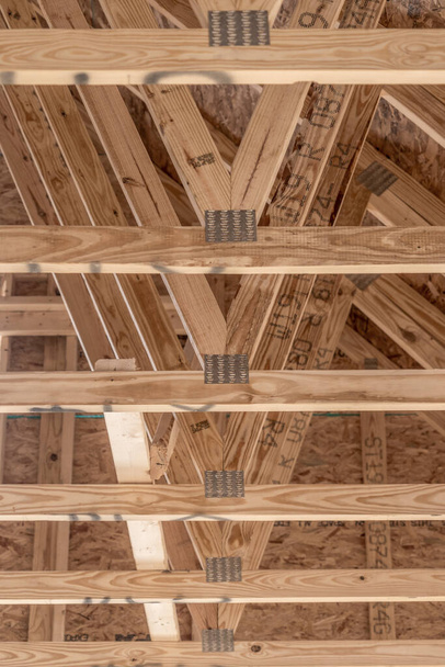 Nahaufnahme verzinkter Metallverbindungsplatten, Sparren für Holz, Fachwerk, Balken für eine neue Wohnbaustelle - Foto, Bild