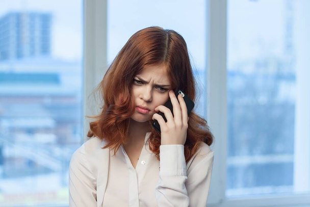 Obchodní žena mluví po telefonu v profesionální kanceláři - Fotografie, Obrázek