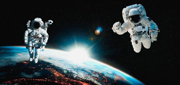 Astronauta faz caminhada espacial enquanto trabalha para a estação espacial - Foto, Imagem