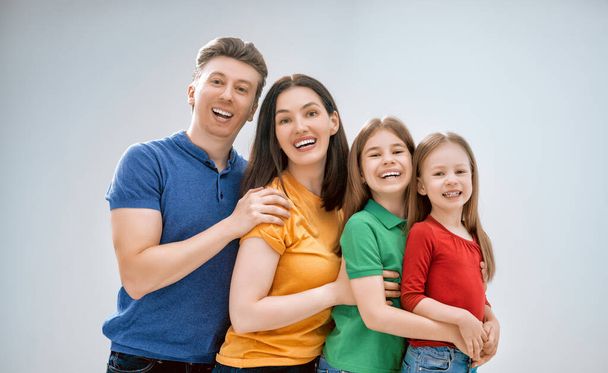 Glücklich liebende Familie. Mutter, Vater und Kinder Töchter auf weißem Hintergrund.  - Foto, Bild