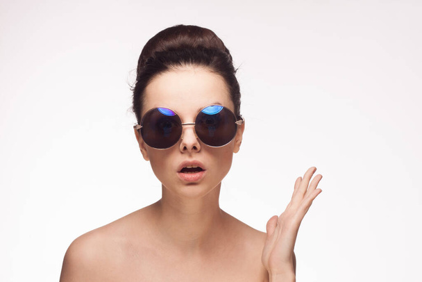 mujer bonita hombros desnudos gafas de sol glamour fondo claro - Foto, imagen