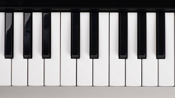 シンセサイザーキーピアノのクローズアップトップビュー - 写真・画像