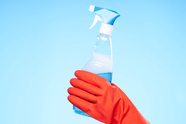 guantes de goma de mano con trabajos de limpieza de detergentes - Foto, imagen