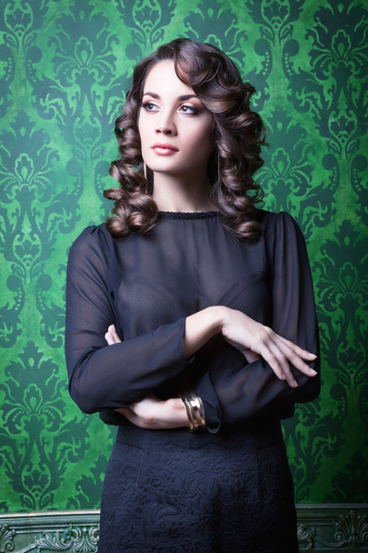 sensuele vrouw in groen vintage interieur - Foto, afbeelding