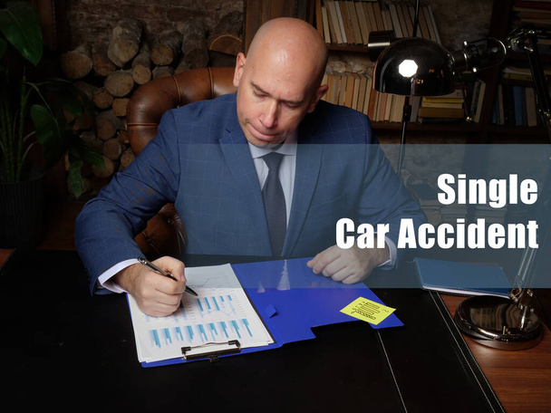 Νομική έννοια για Single Car Accident Businessman, εκτελεστικός διευθυντής χέρι πλήρωση έγγραφο επιχείρηση - Φωτογραφία, εικόνα