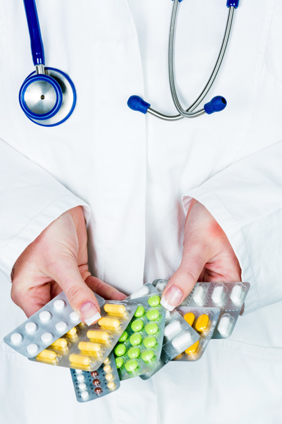 El médico prescribe un medicamento
 - Foto, imagen
